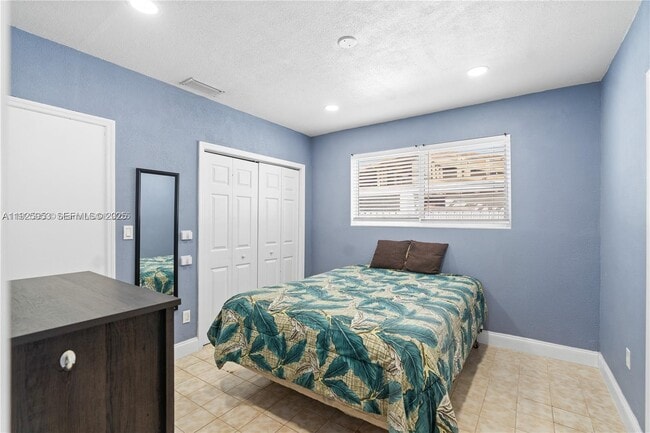 Building Photo - 570 W 46th Pl