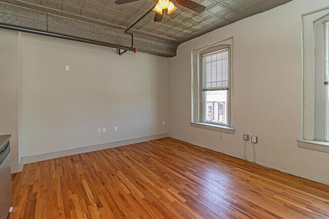 Building Photo - 215 Nash St
