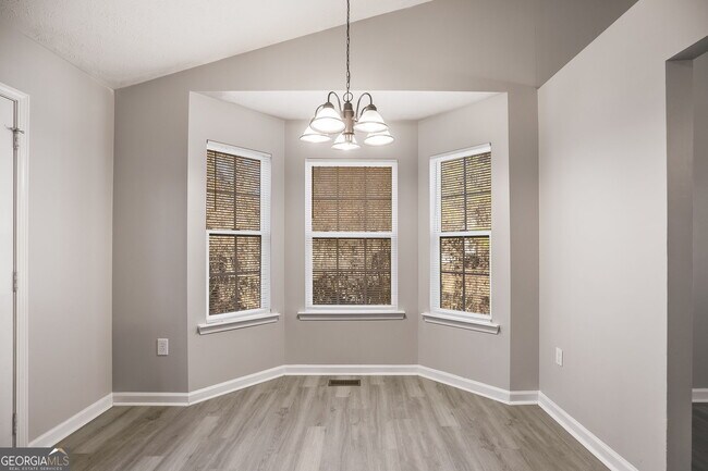 Building Photo - 18 Twin Oaks Ln