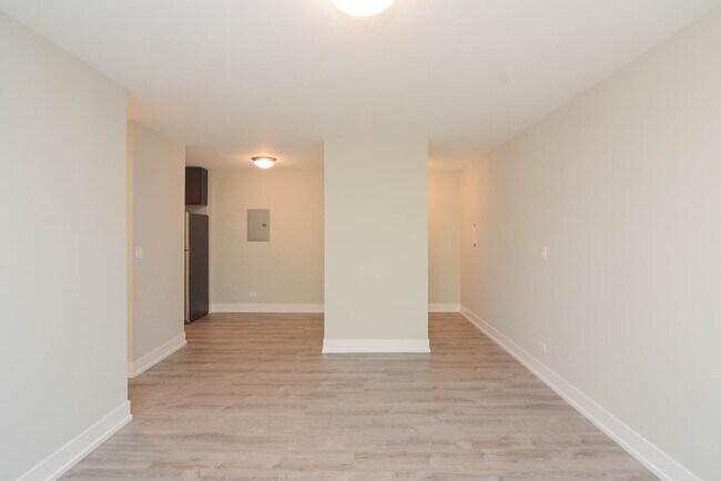 Building Photo - 533 W Surf St