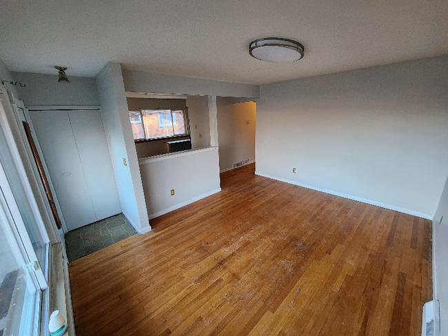 Building Photo - 6557 Colonial St