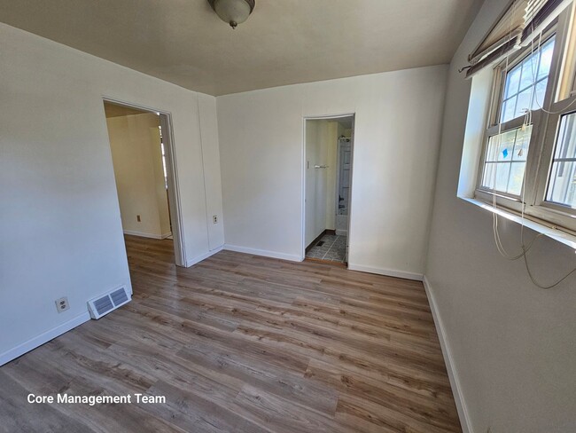 Building Photo - Updated 3 bedroom 1 bath apartment for rent