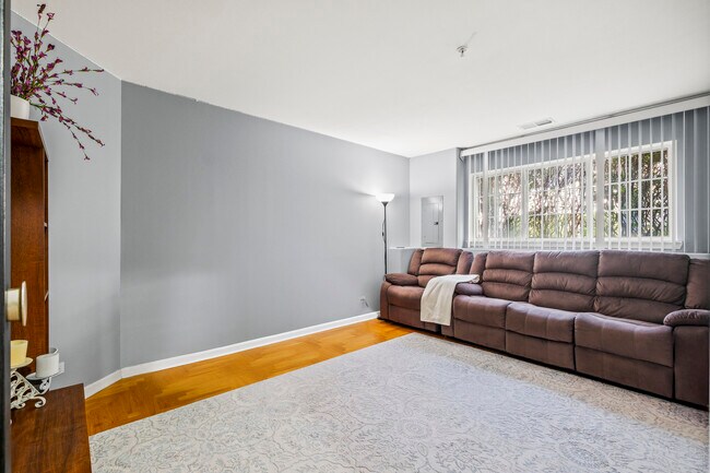 Building Photo - 738 Hanbury Dr