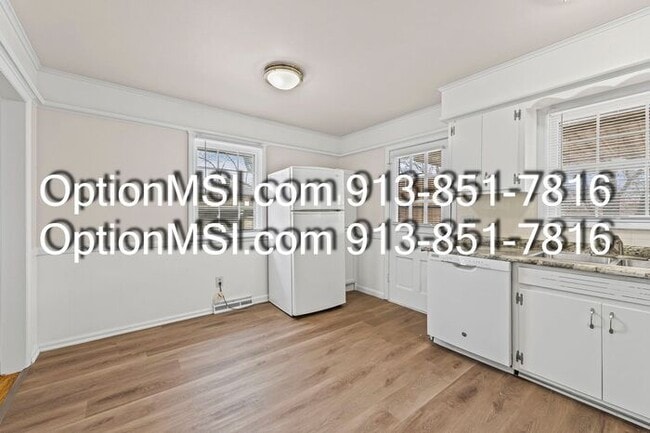 Building Photo - 1/2 month free if moved in by 1/25/26!! Spacious & Updated Duplex Near Downtown Overland Park!