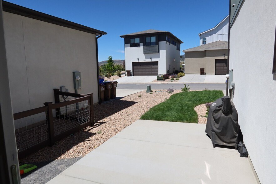 Building Photo - 3069 N Stardew St