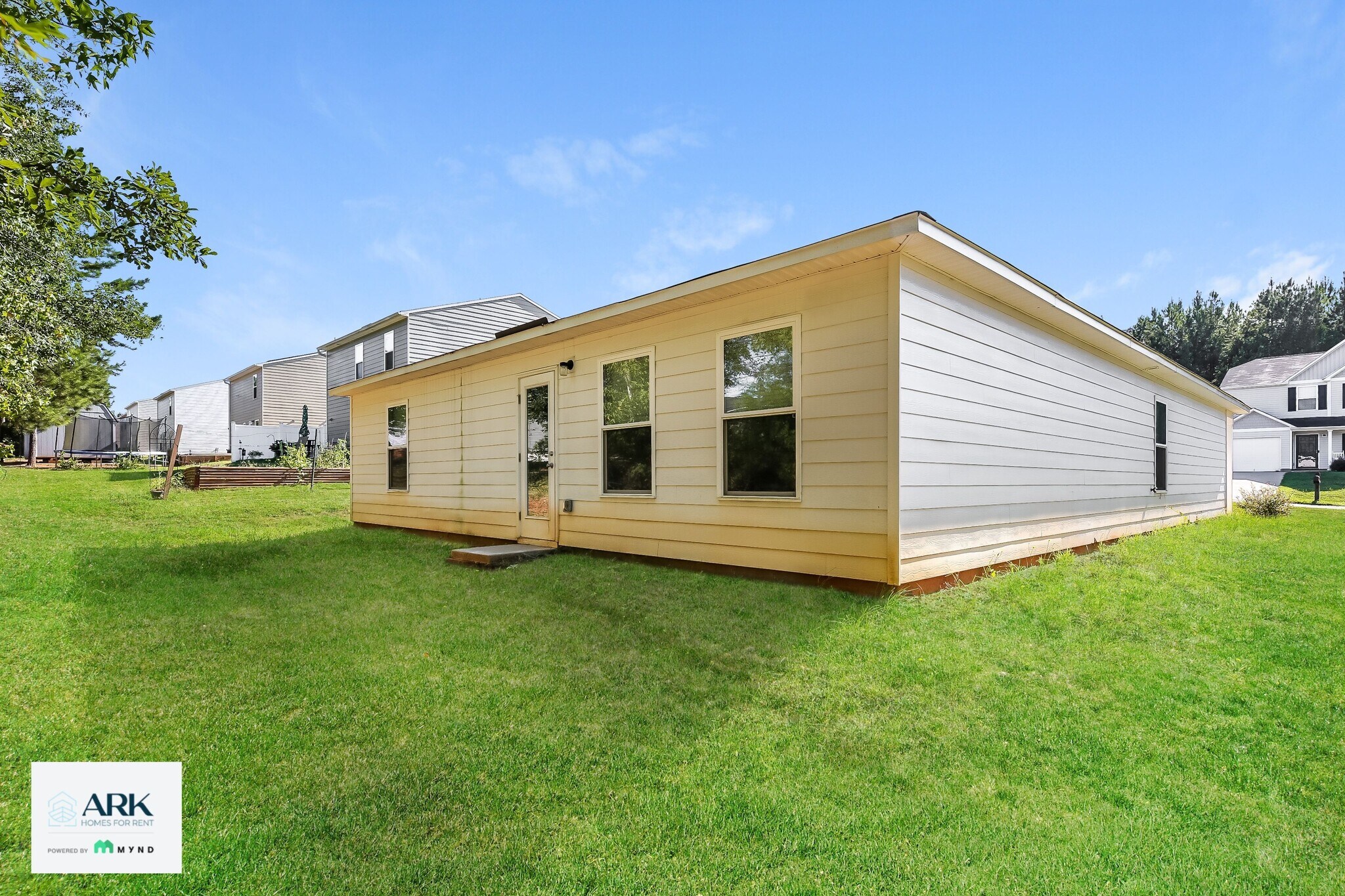 Building Photo - 161 Queens Cir