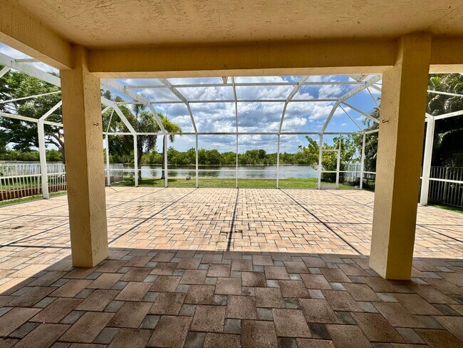 Building Photo - 898 Tulip Cir