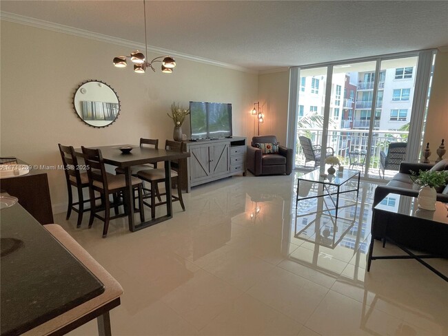 Building Photo - 2000 N Bayshore Dr
