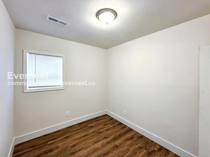 Building Photo - 207 9th Ave W