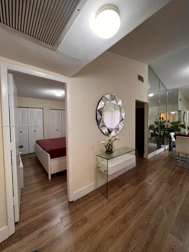 Building Photo - 1301 S Franklin Ave