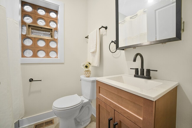 Building Photo - 2541 N 76th Ave