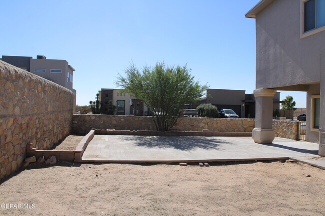 Building Photo - 3100 Amistoso St