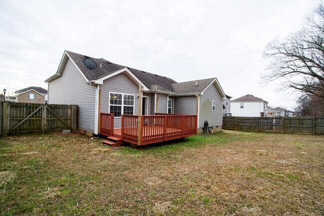 Building Photo - Fresh and Clean 3/2 with BONUS room and fenced yard.  Go.