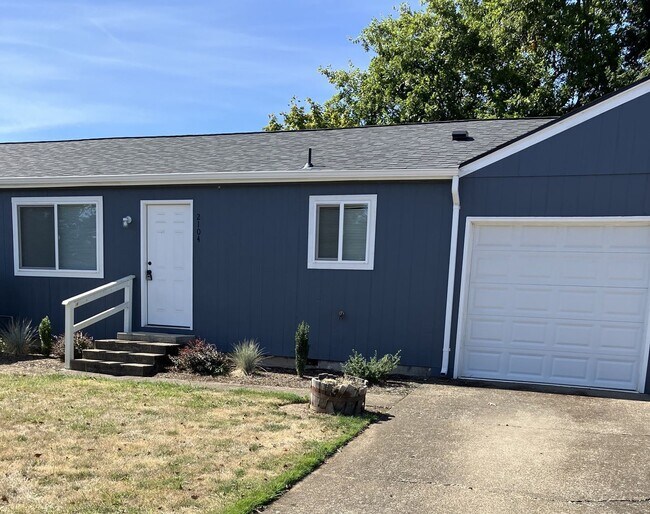 Building Photo - Remodeled 4-Plex Apartment - Attached Garage - Large Fenced Yard