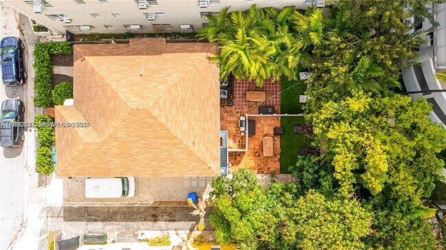 Building Photo - 426 NE 26th St