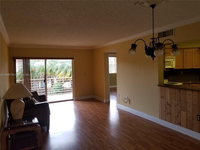 Building Photo - 9735 Fontainebleau Blvd