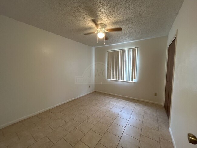 Building Photo - 2408 Carnation Dr