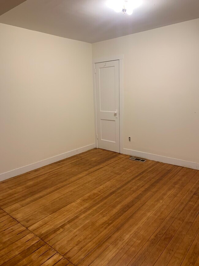 Bedroom - 15 Cole St