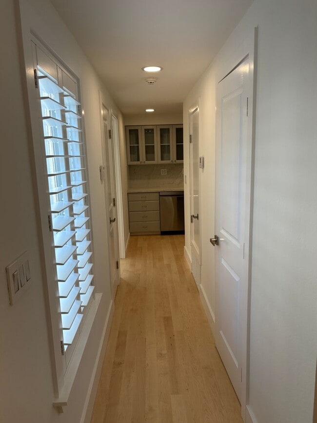 Building Photo - Newly Remodeled Townhouse Available Now!