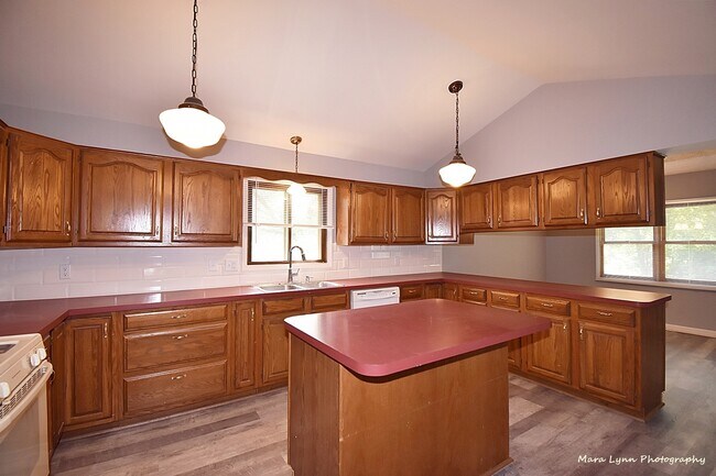 Building Photo - 106 W Kendall Dr