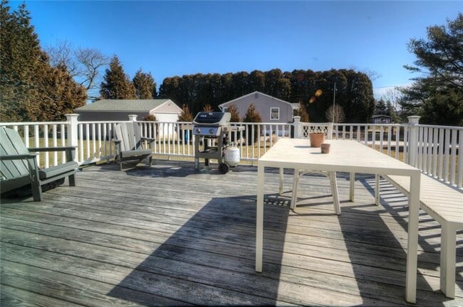 Building Photo - 540 Matunuck Beach Rd