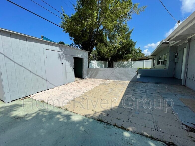 Building Photo - 841 La Plaza Ave S