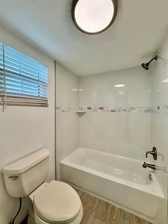 Building Photo - 8801 Bay Pointe Dr