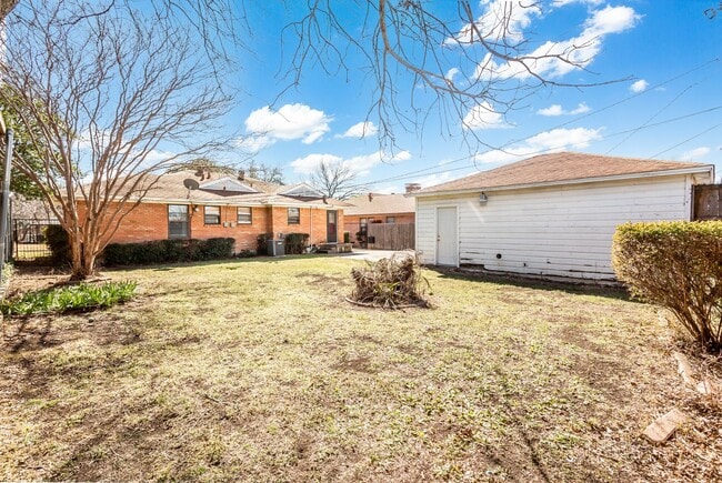 Building Photo - 3-bedroom, 2-bath home with 2-car garage in Casa View