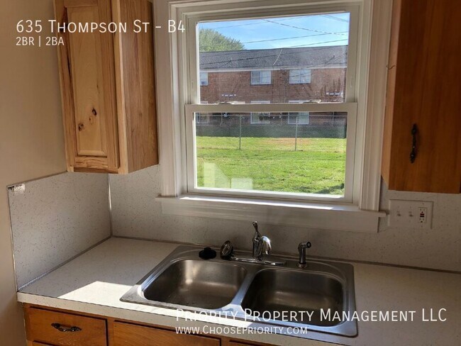 Building Photo - 635 Thompson St