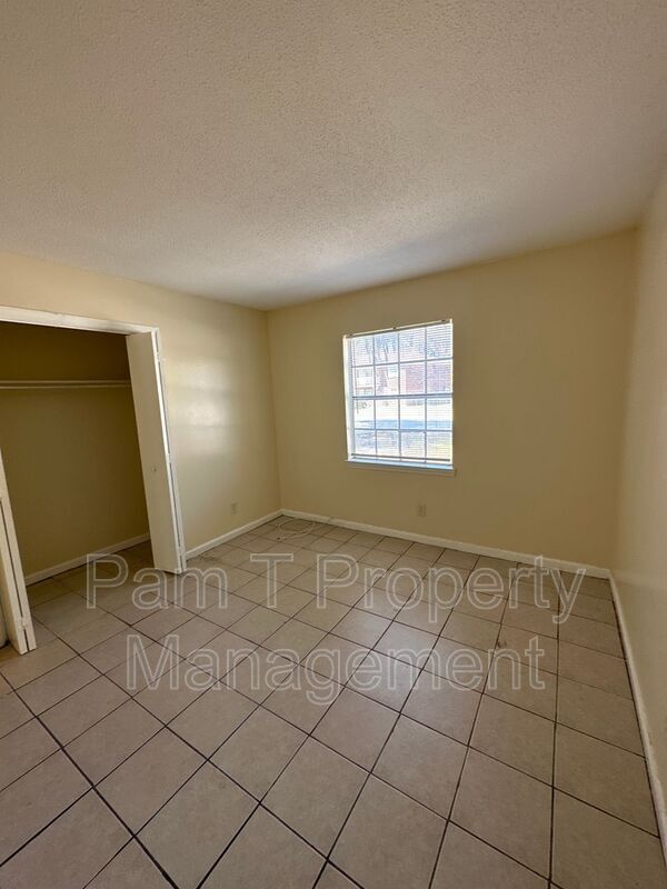 Building Photo - 3 Oak Forest Ln