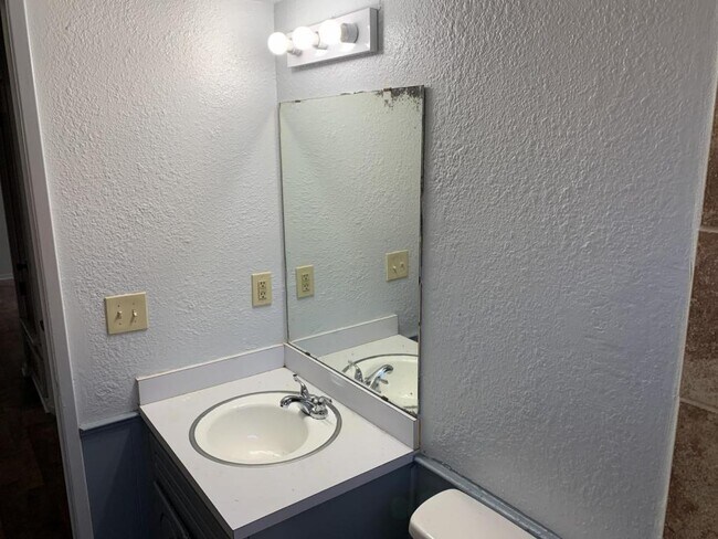 Building Photo - 1300 E Madison St