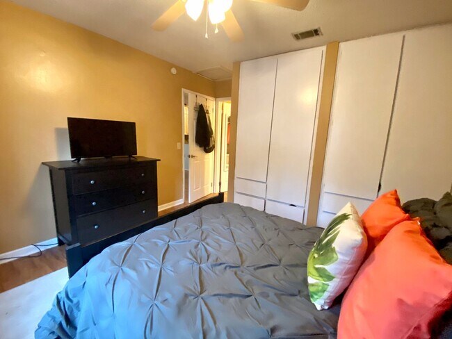 Building Photo - 2 Bedroom, 2 Bathroom Apartment in Cedarwood