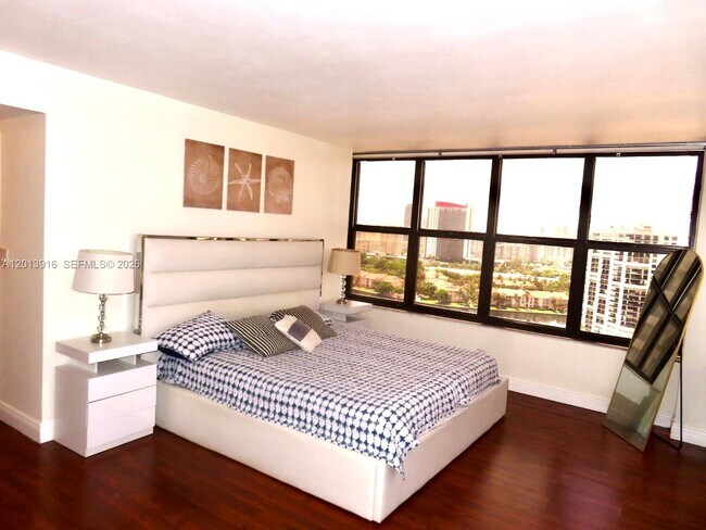 Building Photo - 2500 Parkview Dr
