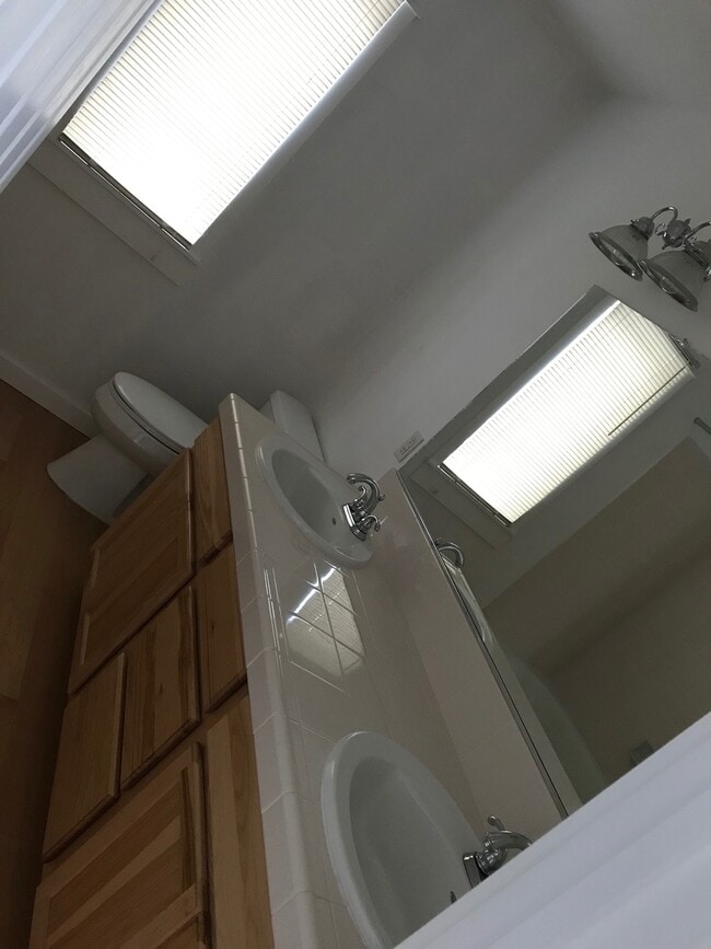 Building Photo - 3 Bedroom 2.5 Bathroom