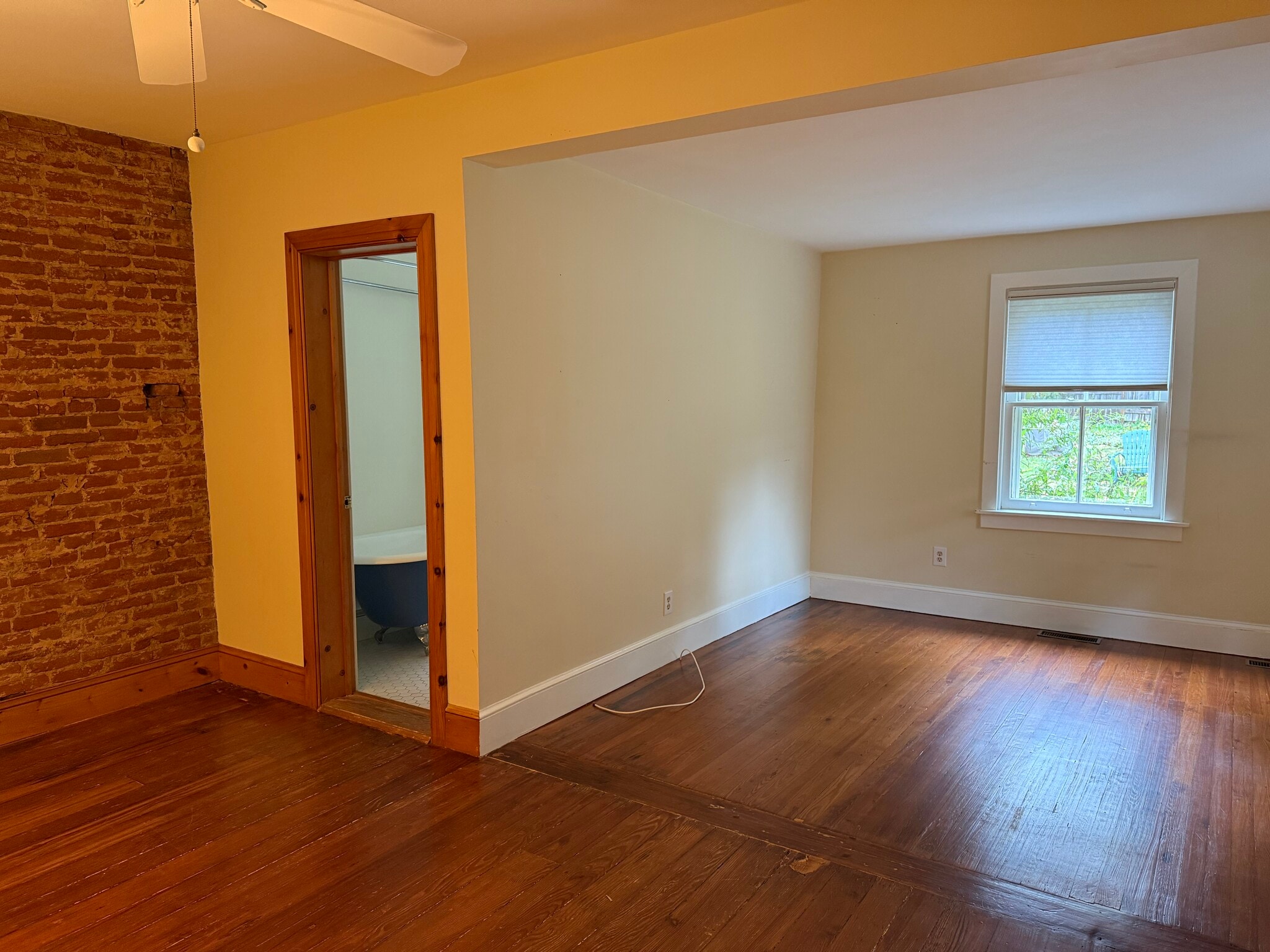 Living room - 552 South Ave