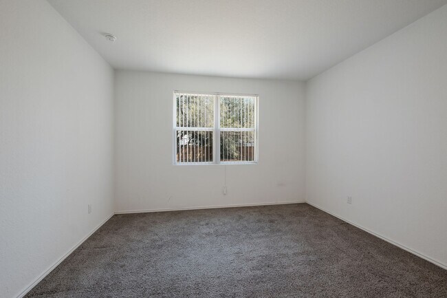 Building Photo - Lovely Rancho Primera Property