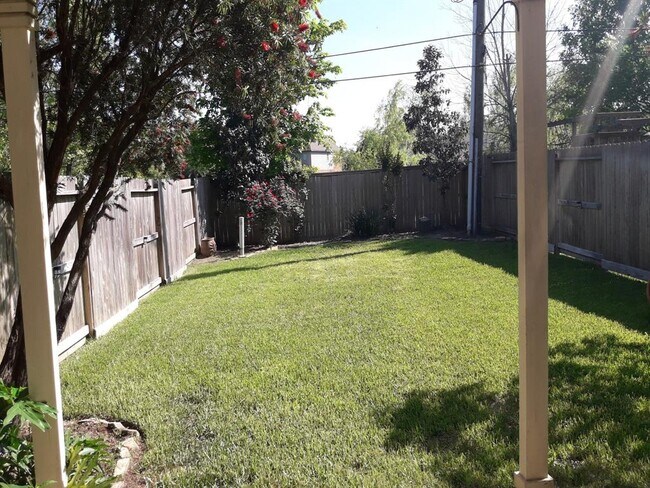 Building Photo - 14546 Bergenia Dr