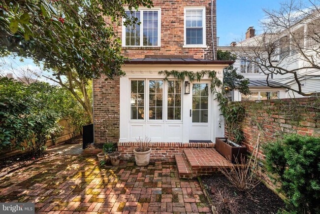 Building Photo - 509 Duke St