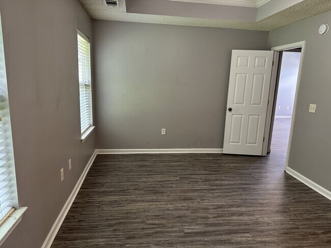 Building Photo - 641 Laurel Hill Cir