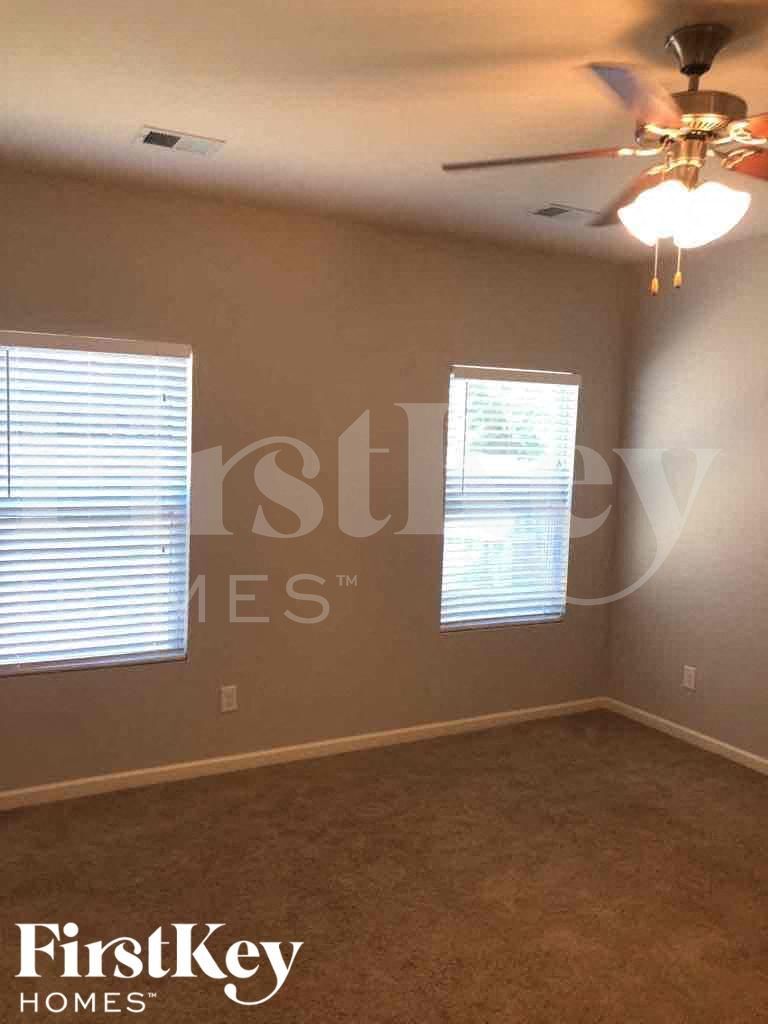 Building Photo - 5037 Bella Ct