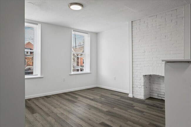 Building Photo - 612 N St Clair St