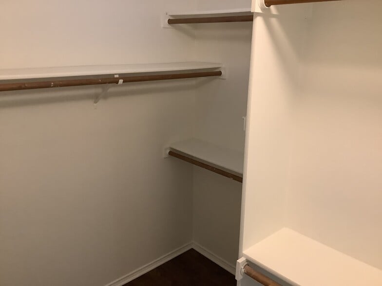 Building Photo - 1213 Calvert Dr