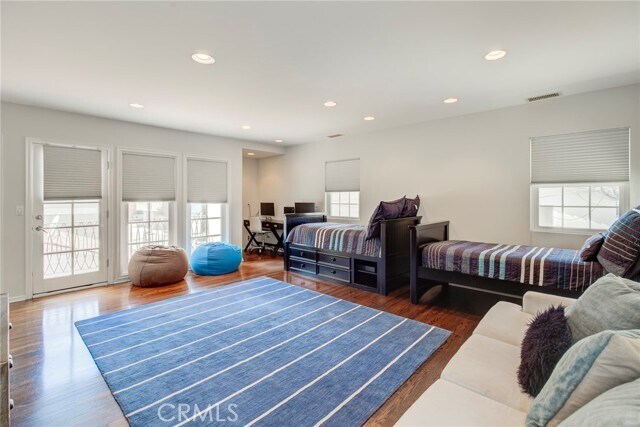 Building Photo - 333 3rd St