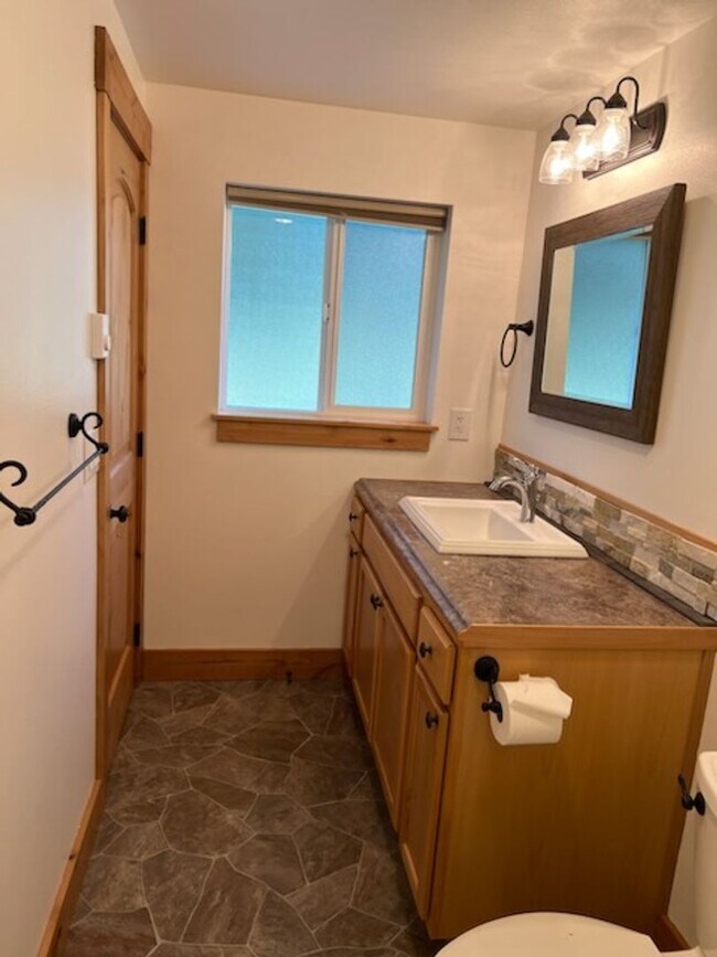 Building Photo - 17447 Auklet Dr