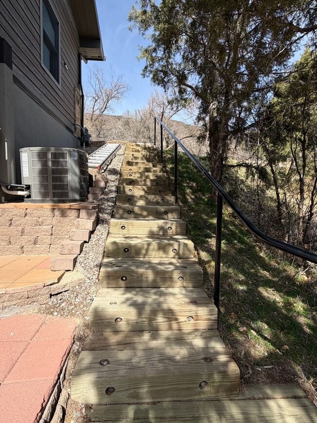 Building Photo - 350 Greenway Dr
