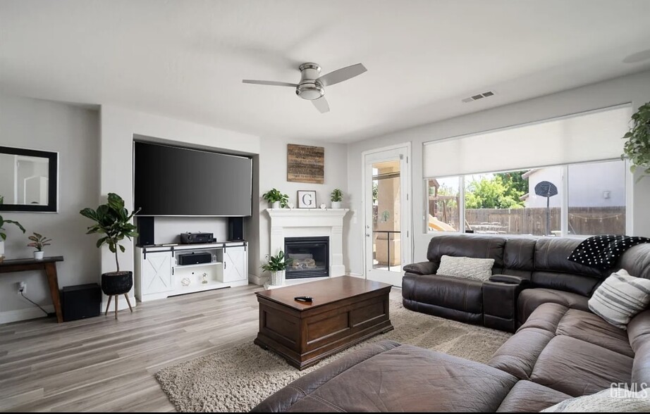 Living Room - 5401 Vista del Mar Ave