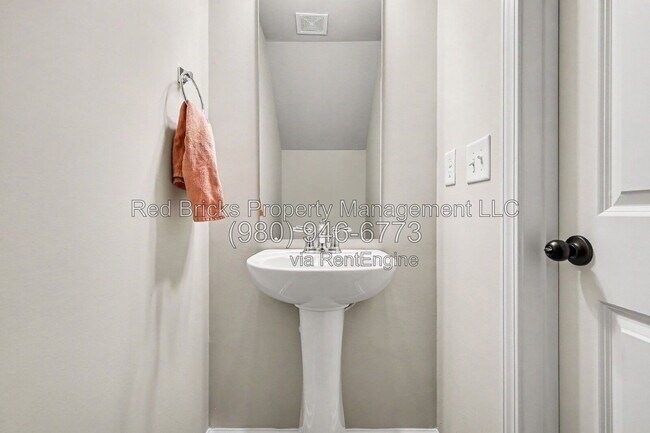 Building Photo - 2132 Clapham Ct