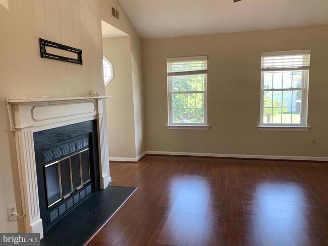 Building Photo - 6084B Essex House Square