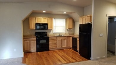 Building Photo - 1 Bed/1 Bath Unit with Garage - Near Old Mill District