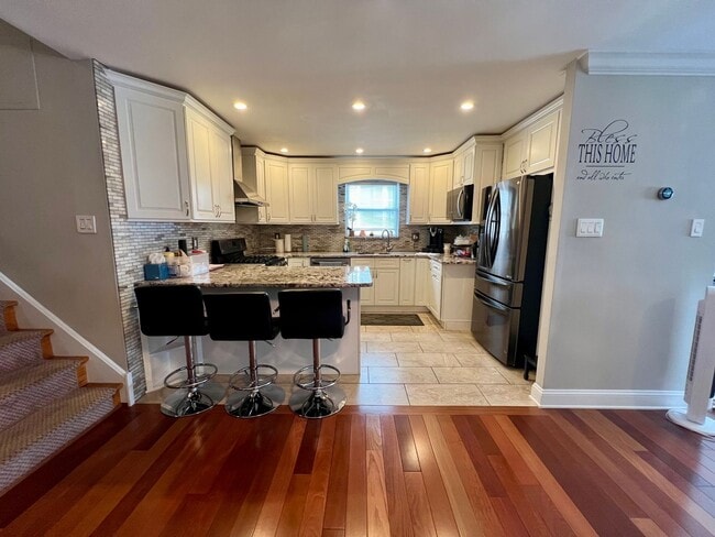 Building Photo - Gorgeous 4-Bedroom Townhome with One-Car Garage! Available NOW!